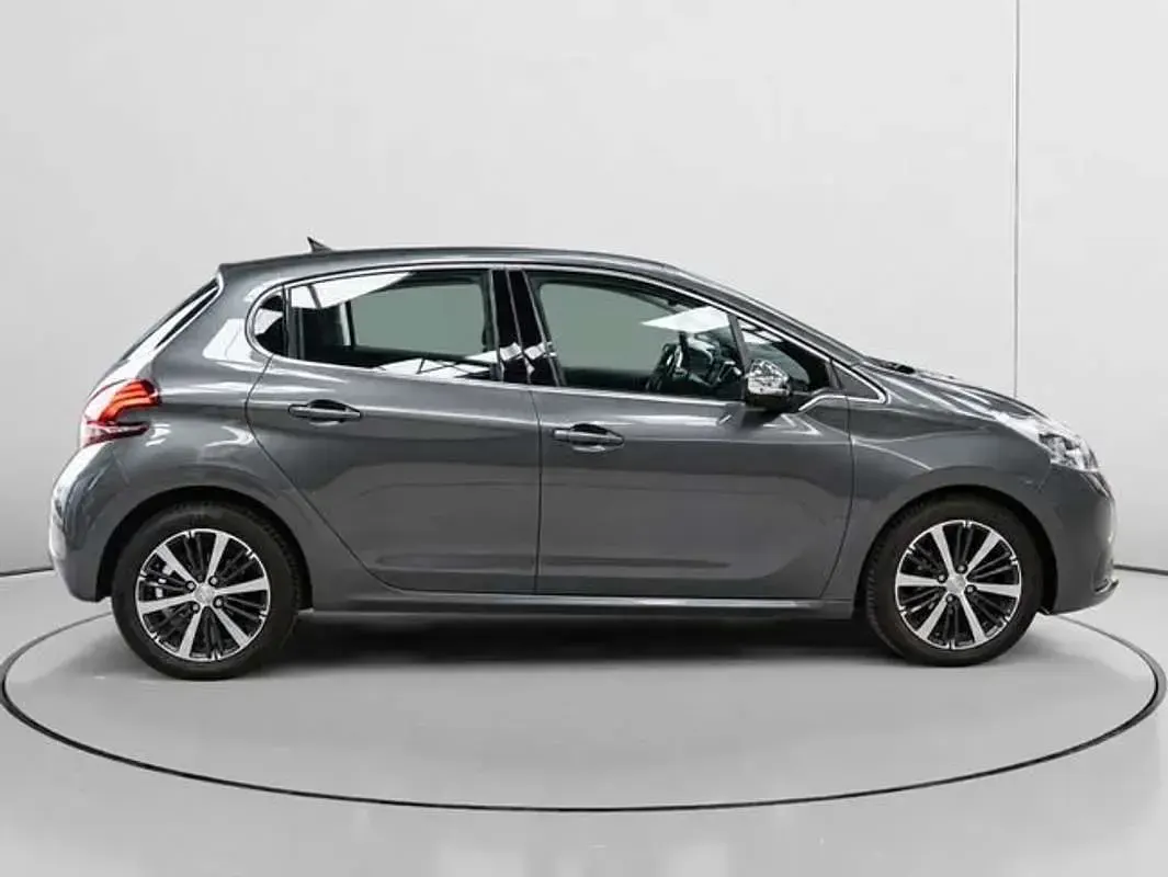 Usado Peugeot 208 Allure 99 CV (72 kW) 2015 Gris Utilitario