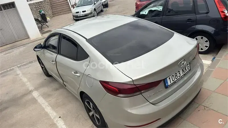 Usado Hyundai Elantra 128 CV (94 kW) 2018 Beige Berlina