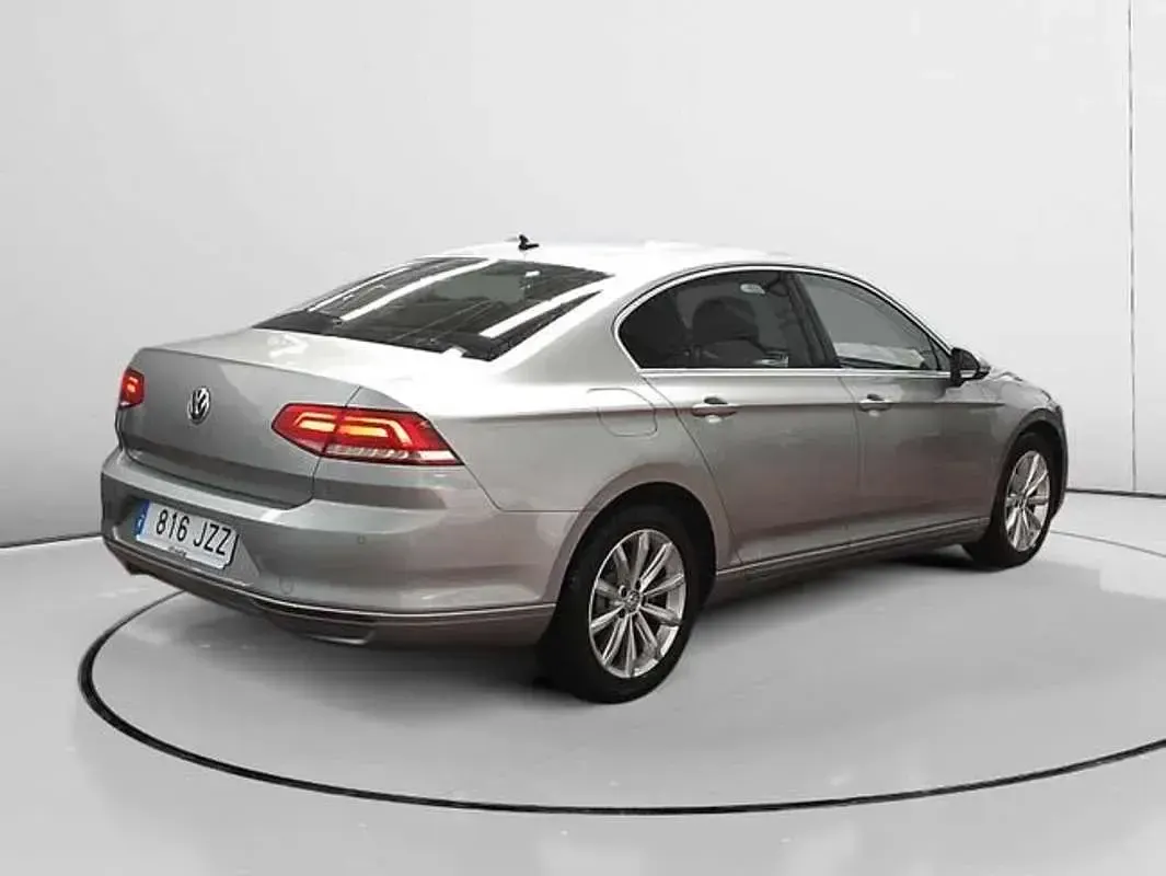 Usado VW Passat Advance 150 CV (110 kW) 2017 Gris Berlina