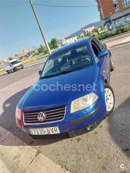 Azul Usado 2002 VW Passat Highline Berlina | 2600 € (Precio justo) - Imagen 1/4