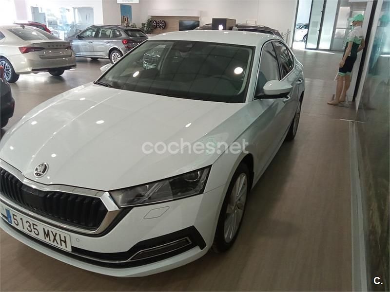 Blanco Usado 2024 Skoda Octavia Style Berlina | 29.900 € (Precio justo) - Imagen 1/4