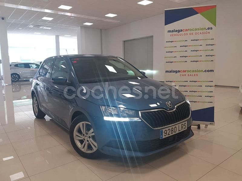 Gris / plata Usado 2021 Skoda Fabia Ambition Berlina | 11.400 € (Buen precio) - Imagen 1/4