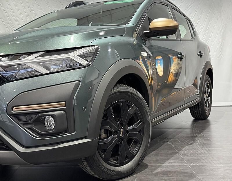 Usado Dacia Sandero Extreme 100 CV (73 kW) 2025 Verde Berlina