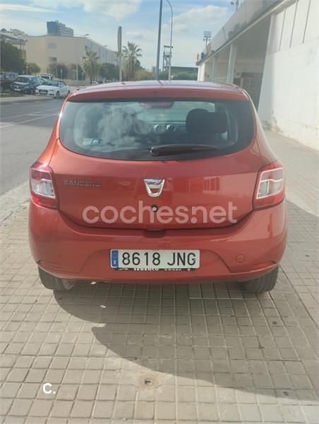 Usado Dacia Sandero Ambiance 75 HP (55 kW) 2016 Vermelho Sedan