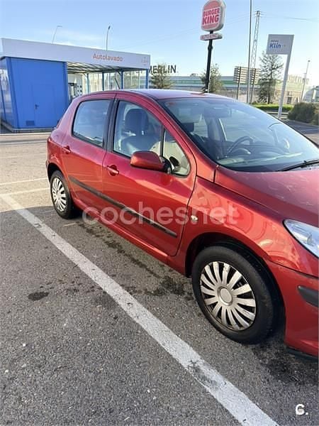 Usado Peugeot 307 90 CV (66 kW) 2006 Rojo Berlina