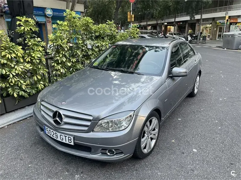 Usado Mercedes C200 Avantgarde 136 CV (100 kW) 2010 Gris / plata Berlina