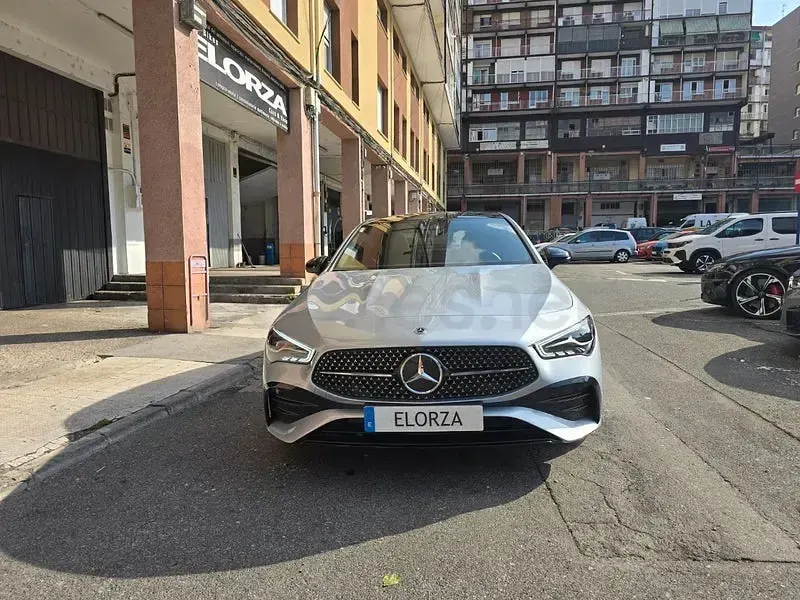 Usado Mercedes CLA220 190 CV (139 kW) 2025 Gris / plata Berlina