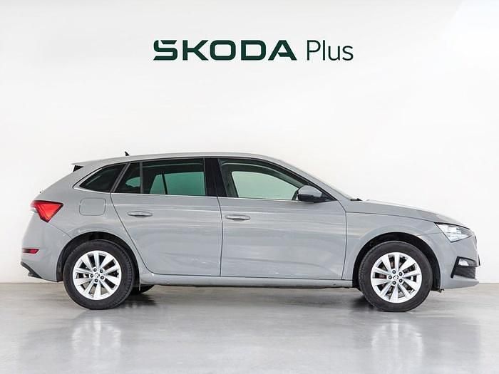 Usado Skoda Scala Ambition 110 CV (80 kW) 2024 Gris Utilitario