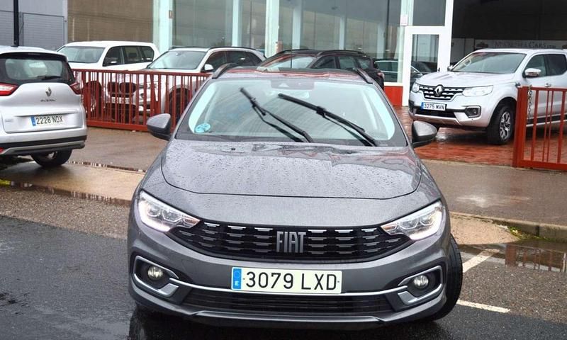 Usado Fiat Tipo Life 95 CV (69 kW) 2022 Gris / plata Familiar