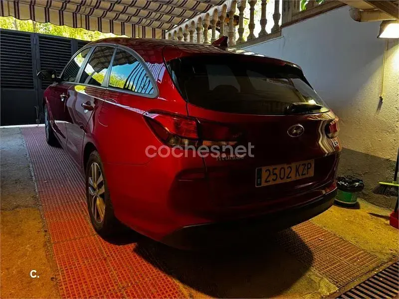 Usado Hyundai i30 120 CV (88 kW) 2019 Granate Familiar