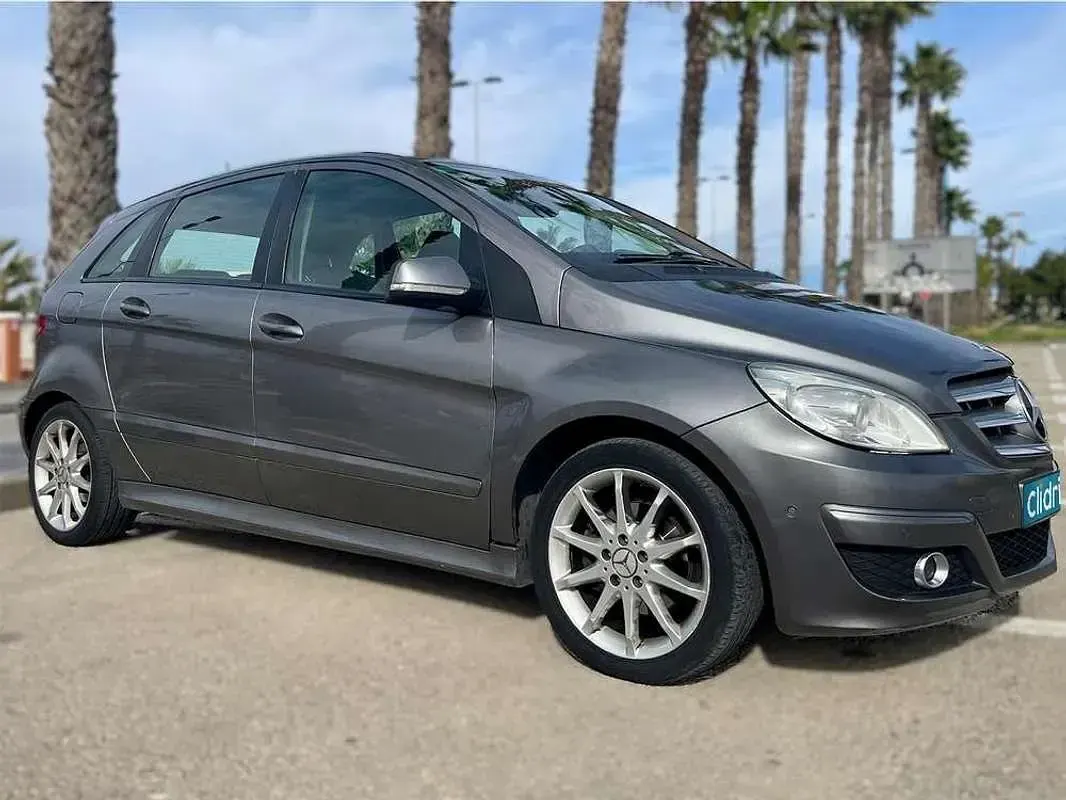 Usado Mercedes B180 109 CV (80 kW) 2009 Gris / plata Monovolumen