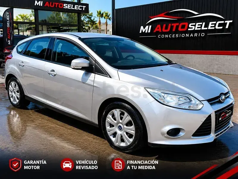 Usado Ford Focus Trend 109 CV (80 kW) 2011 Gris / plata Berlina