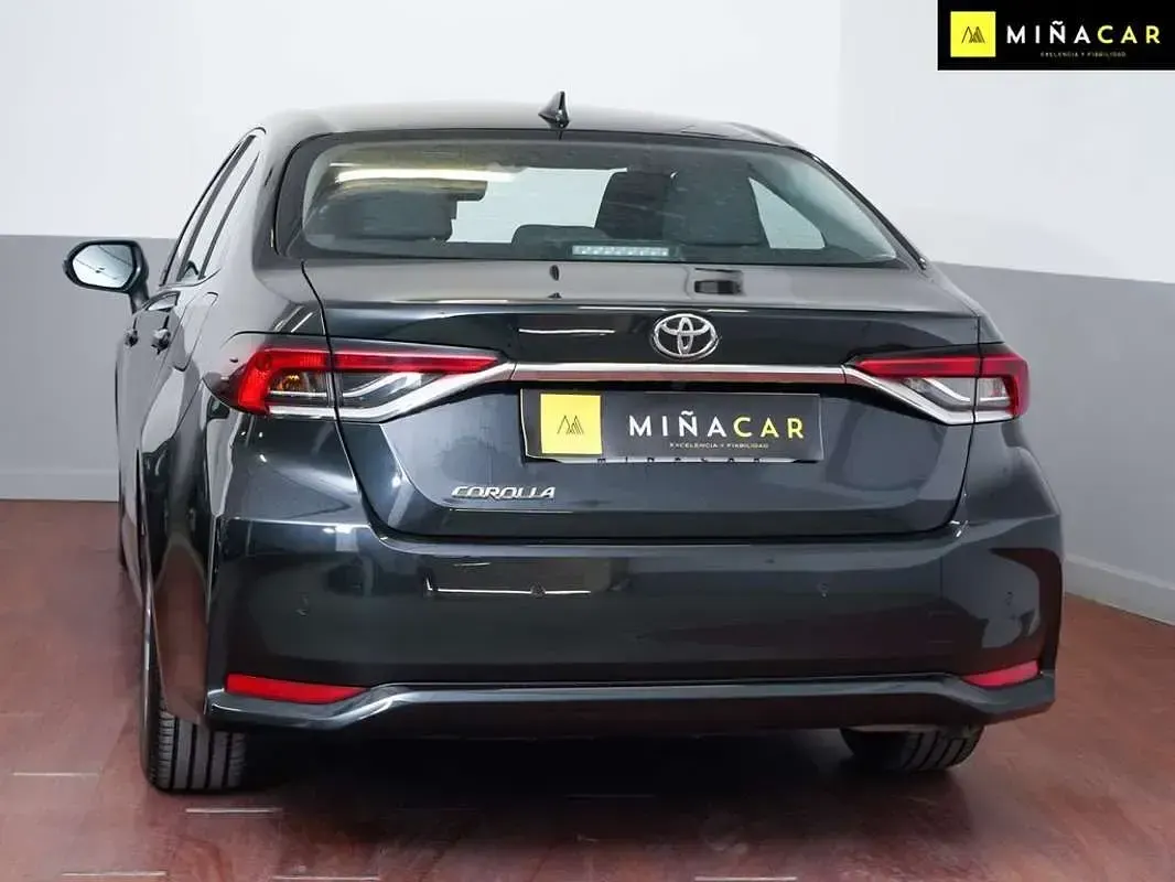Usado Toyota Corolla Active 121 CV (88 kW) 2022 Negro Berlina