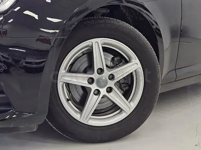 Usado Audi A4 150 CV (110 kW) 2018 Negro Familiar