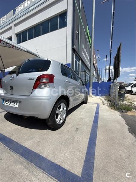 Usado Toyota Yaris Active 101 CV (74 kW) 2010 Gris / plata Utilitario