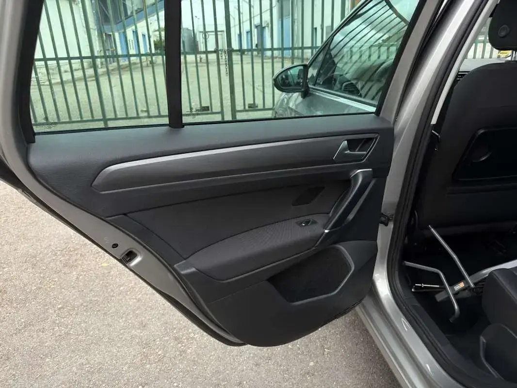 Usado VW Golf Sportsvan Advance 131 CV (96 kW) 2018 Gris Monovolumen