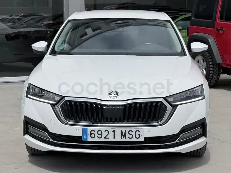 Usado Skoda Octavia Selection 116 CV (85 kW) 2024 Blanco Berlina
