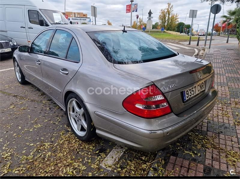 Usado Mercedes E320 Avantgarde 204 CV (150 kW) 2003 Gris / plata Berlina