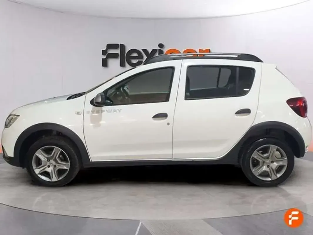 Usado Dacia Sandero Comfort 90 CV (66 kW) 2019 Blanco Utilitario