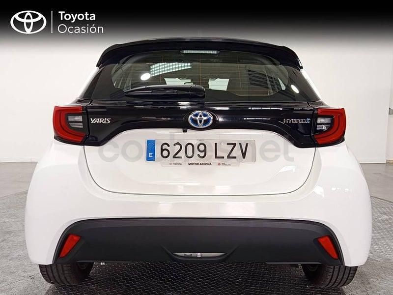 Usado Toyota Yaris Hybrid Active 116 CV (85 kW) 2022 Blanco Berlina