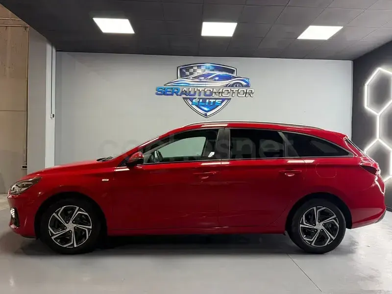 Usado Hyundai i30 116 HP (85 kW) 2022 Vermelho Carrinha