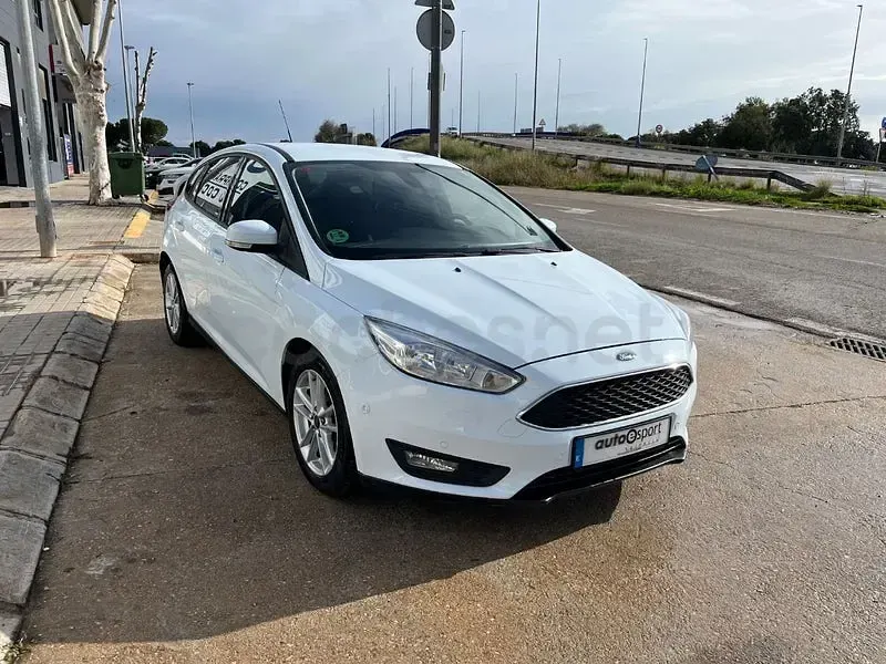 Usado Ford Focus Trend 120 CV (88 kW) 2017 Blanco Berlina