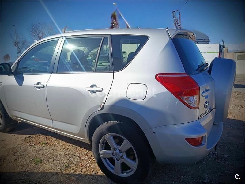 Usado Toyota RAV4 Executive 136 CV (100 kW) 2006 Gris / plata SUV
