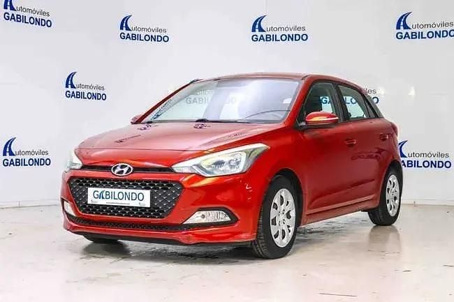 Begagnad Hyundai i20 75 HK (55 kW) 2015 Röd Sedan