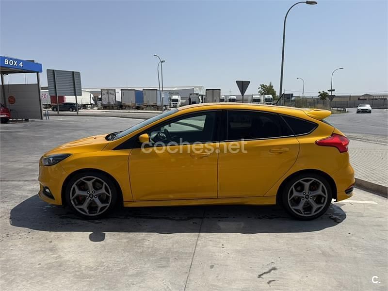 Usado Ford Focus ST 250 CV (183 kW) 2017 Amarillo Berlina