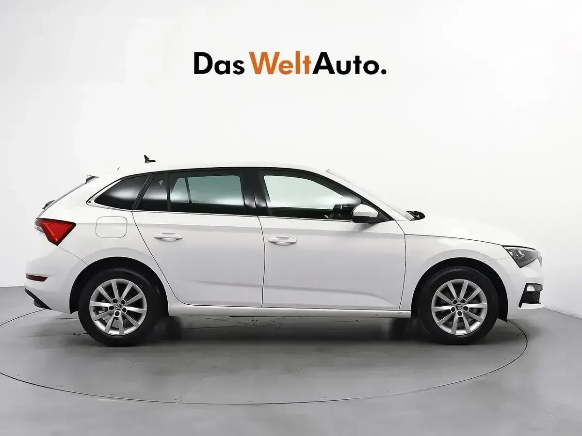 Usado Skoda Scala 110 CV (80 kW) 2022 Blanco Utilitario
