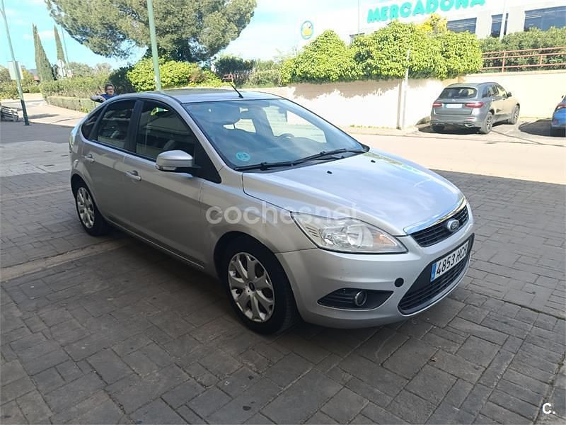 Usado Ford Focus Trend 100 CV (73 kW) 2011 Gris / plata Berlina