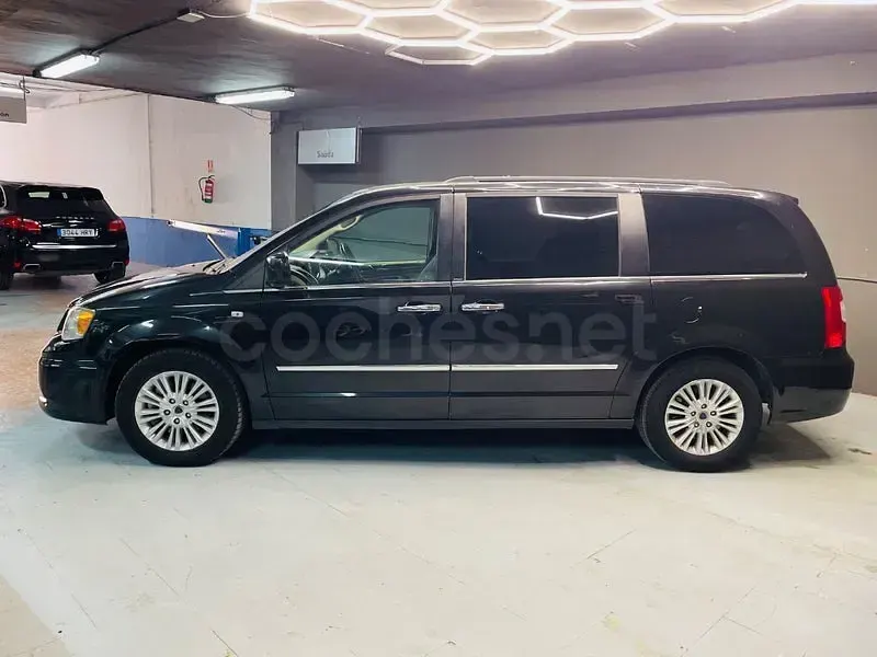 Usado Lancia Voyager Gold 163 CV (119 kW) 2012 Negro Monovolumen