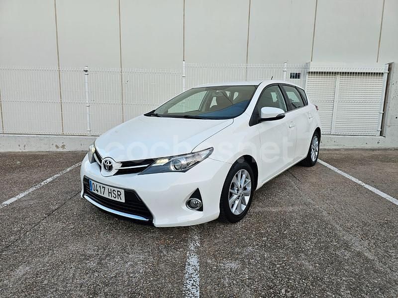 Usado Toyota Auris Active 90 CV (66 kW) 2013 Blanco Berlina