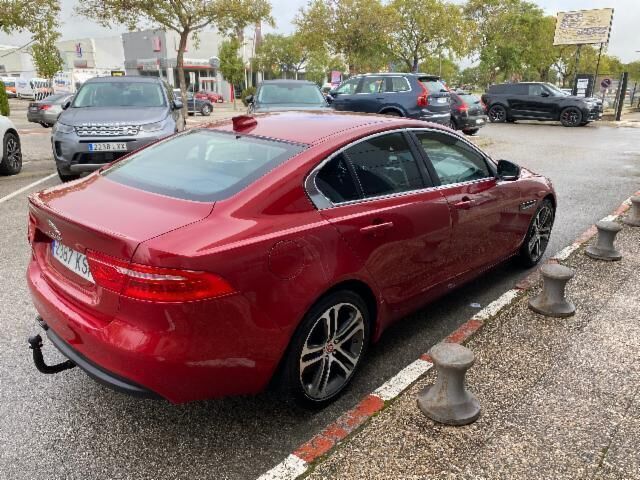 Usado Jaguar XE Prestige 180 CV (132 kW) 2018 Rojo Berlina