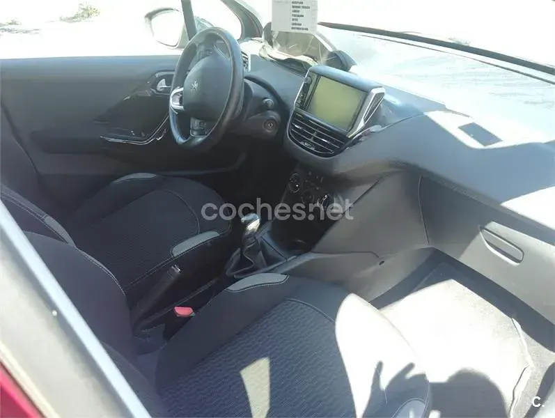 Usado Peugeot 208 Style 82 CV (60 kW) 2016 Granate Utilitario