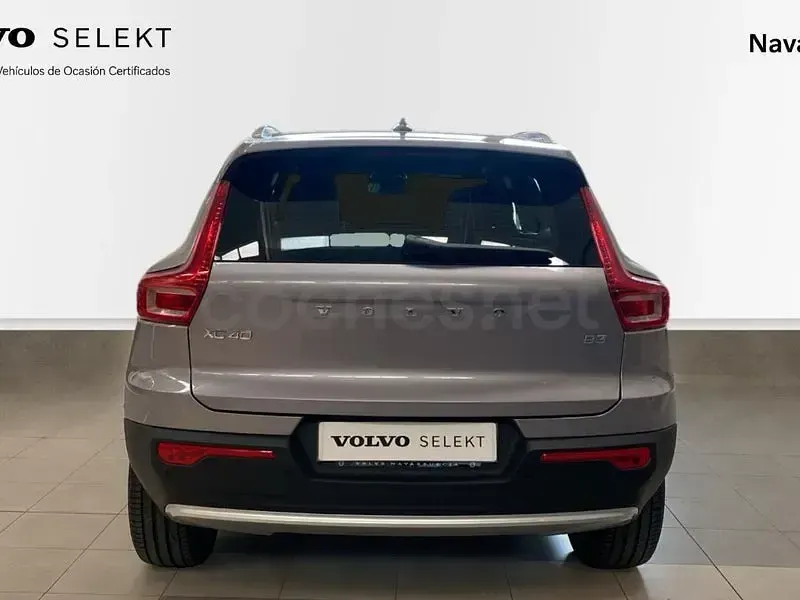 Käytetty Volvo XC40 Core 163 HP (119 kW) 2025 Harmaa Katumaasturi