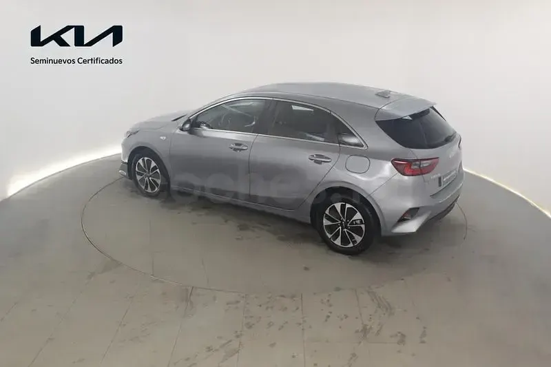 Usado Kia Ceed 100 CV (73 kW) 2025 Gris / plata Utilitario