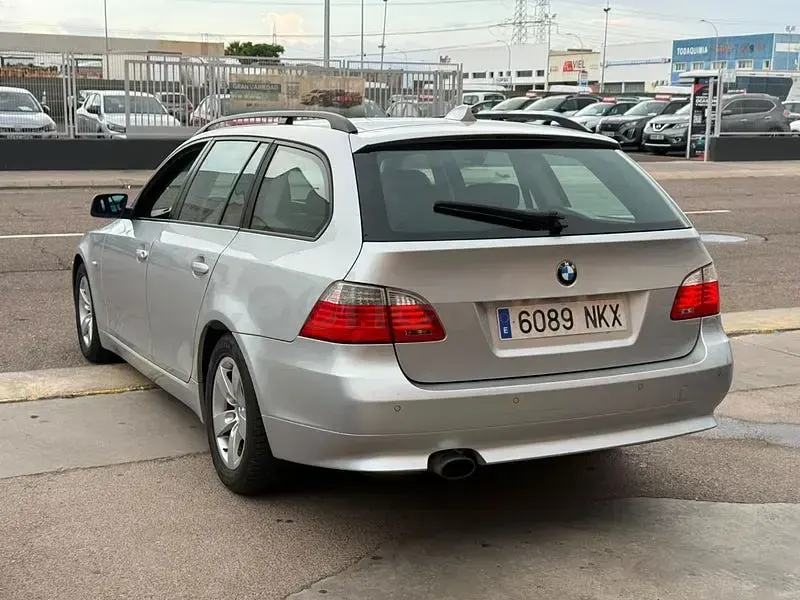 Usado BMW 520 177 CV (130 kW) 2009 Gris / plata Familiar