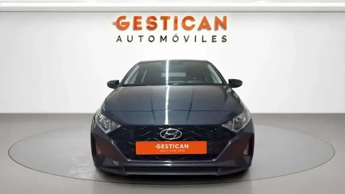Usado Hyundai i20 101 CV (74 kW) 2023 Gris Utilitario