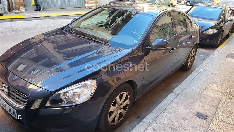 Gris / plata Usado 2011 Volvo S60 Momentum Berlina | 3800 € - Imagen 1/4