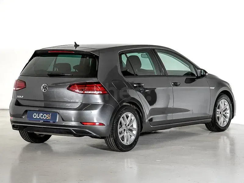 Usado VW Golf VIII Advance 130 CV (95 kW) 2020 Gris / plata Berlina