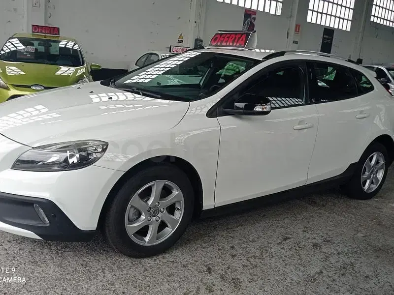 Usado Volvo V40 CC Momentum 115 CV (84 kW) 2015 Blanco Familiar