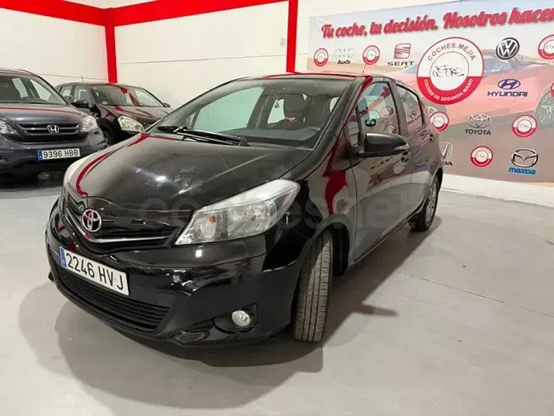 Usado Toyota Yaris Active 99 CV (72 kW) 2014 Negro Utilitario