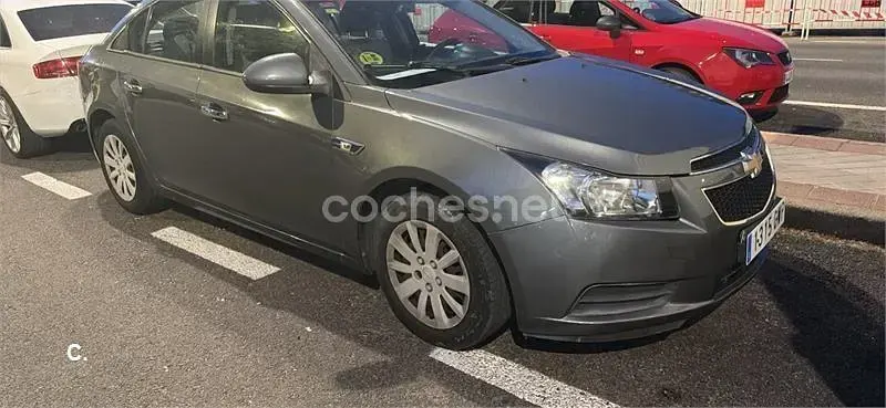 Usado Chevrolet Cruze LS 125 CV (91 kW) 2010 Gris / plata Berlina