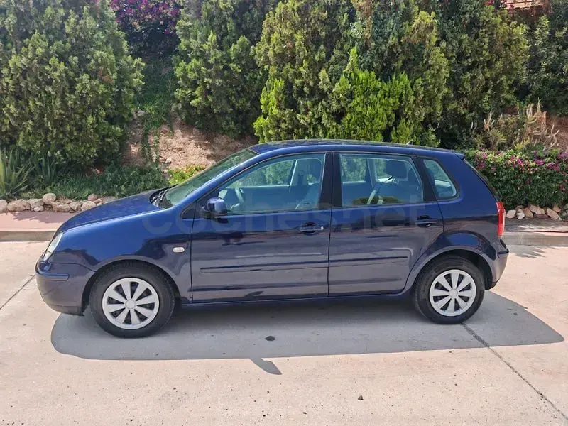 Usado VW Polo Trendline 64 CV (47 kW) 2003 Azul Berlina