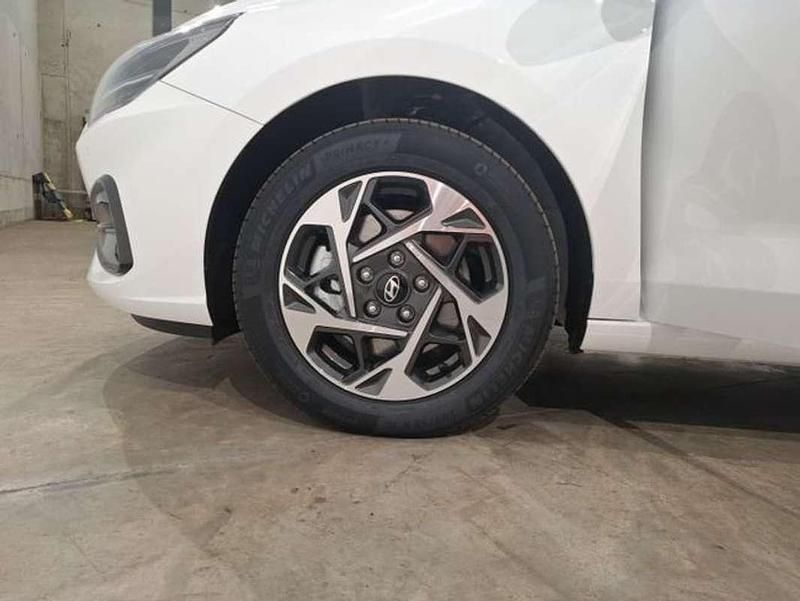 Usado Hyundai i30 101 CV (74 kW) 2025 Blanco Berlina