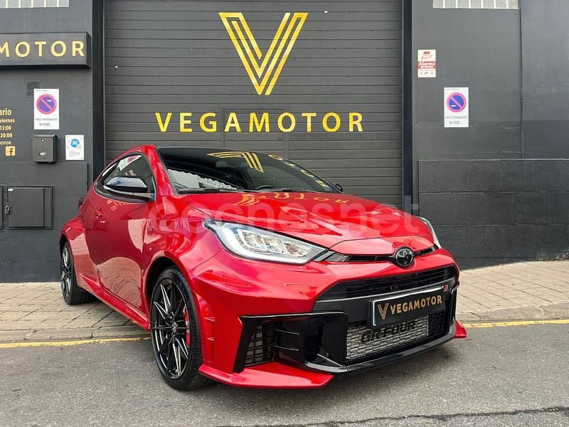 Granate Usado 2025 Toyota Yaris Berlina | 50.990 € - Imagen 1/4