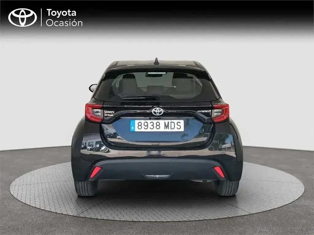 Usado Toyota Yaris Hybrid Active 116 CV (85 kW) 2023 Negro Monovolumen