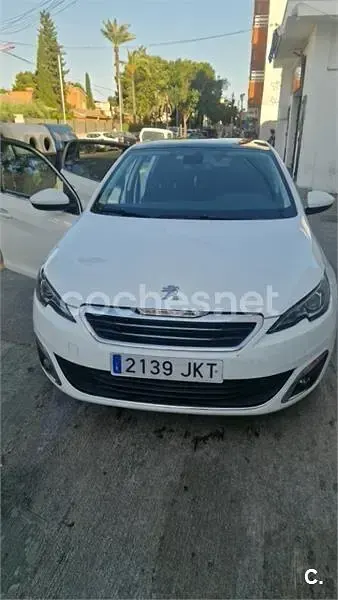 Usado Peugeot 308 Allure 110 CV (80 kW) 2015 Blanco Berlina