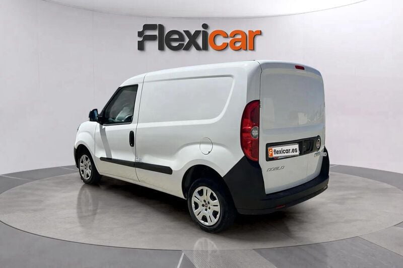 Usado Fiat Doblò Easy 106 CV (77 kW) 2022 Blanco Monovolumen
